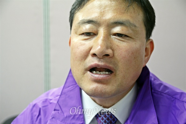 4·29재보선에서 광주 서을 국회의원에 도전하는 조남일 후보가 8일 자신의 선거사무소에서 <오마이뉴스>와 인터뷰하고 있다.
