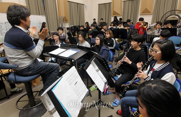 31일 오후 전라북도 정읍 전북동화중학교 관악부 학생들이 연습실에서 연습에 열중하고 있다.