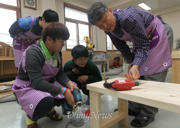 전북동화중학교 학생들이 목공실에서 특성화 교과로 구성된 목공예 수업을 받고 있다.