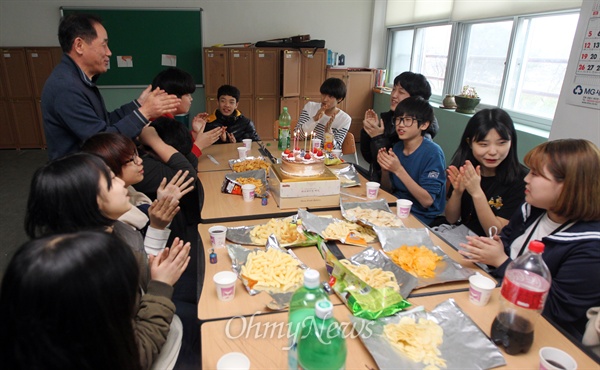 31일 오후 전라북도 정읍 전북동화중학교 3학년 1반 학생들이 교실에서 월례행사인 생일파티를 열어 생일을 맞은 친구를 축하해 주고 있다.