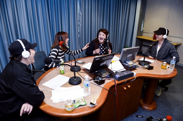  SBS 파워FM(107.7MHz) <이국주의 영스트리트> DJ 이국주가 지난 2일 서울 양천구 목동 SBS에서 녹음을 진행하고 있다.