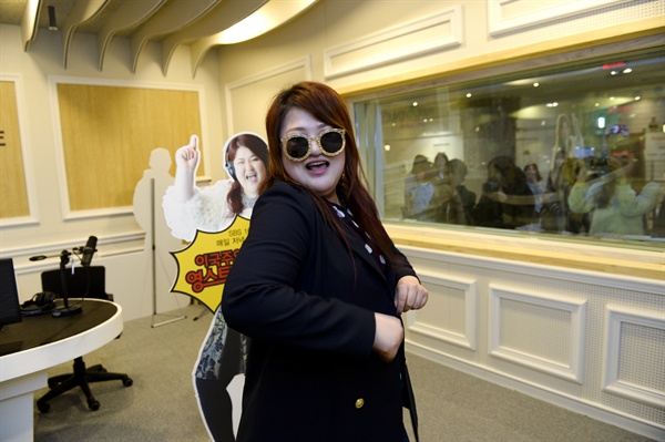  SBS 파워FM(107.7MHz) <이국주의 영스트리트> DJ 이국주가 지난 2일 서울 성동구 행당동의 한 쇼핑몰에서 방송을 진행하고 있다.