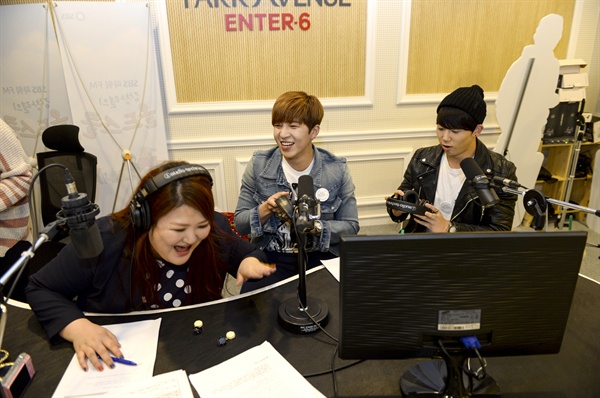  SBS 파워FM(107.7MHz) <이국주의 영스트리트> DJ 이국주가 지난 2일 서울 성동구 행당동의 한 쇼핑몰에서 방송을 진행하고 있다.