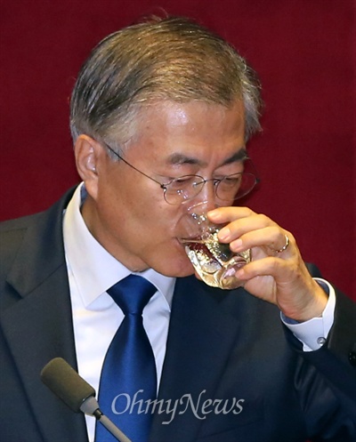 문재인 새정치민주연합 대표가 지난 9일 국회 본회의에서 교섭단체 대표연설을 하던 도중 물을 마시고 있다.
