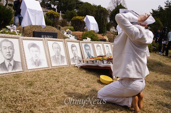 9일 오전 경북 칠곡군 동명면 현대공원묘지에서 열린 4.9인혁열사 40주기 추모제에서 춤꾼 강선구씨가 퍼포먼스를 하고 있다.