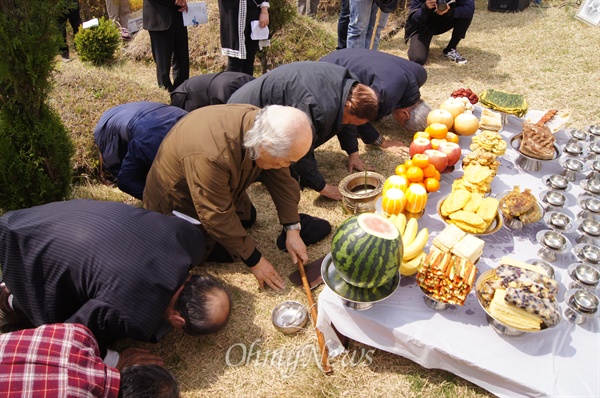  9일 오전 경북 칠곡군 동명면 현대공원묘역에서 열린 4.9인혁열사 추모제에서 당시 인혁당 사건으로 무기징역형을 받았던 강창덕(89) 선생을 비롯한 유족과 민주화 원로들이 추모제례를 지내고 있다.  