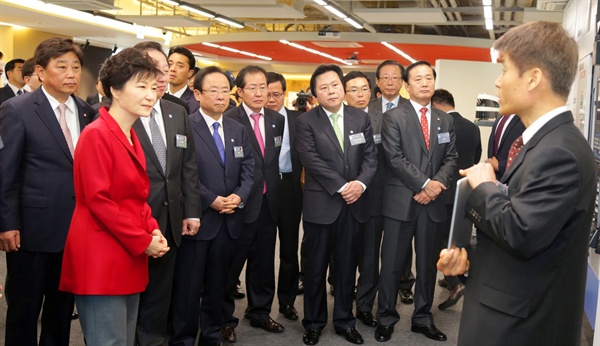 9일 경남 창원 창조경제혁신센터에서 열린 출범 행사에 참석한 박근혜 대통령과 홍준표 경남지사 등이 관계자의 설명을 듣고 있다.