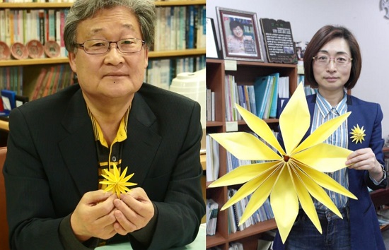 (좌)정연주 전 KBS사장과 (우)은수미 의원이 직접 노란 국화를 접어 '기억을 꽃피워주세요' 캠페인에 동참했다. 