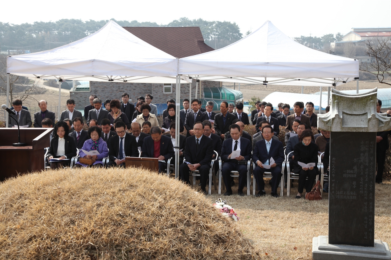 지난달 21일 성완종 전 경남기업 회장이 모친의 19주기 추도예배를 드리고 있다.