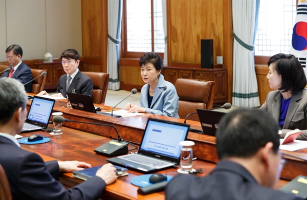박근혜 대통령이 6일 오전 청와대에서 열린 대통령주재 수석비서관회의에서 모두발언하고 있다.
