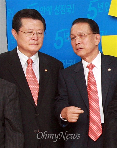 2007년 6월 11일 오전 서울 염창동 한나라당사에서 열린 박근혜 전 대표의 대선 경선 출마 기자회견에 배석한 허태열, 김기춘 의원이 이야기를 나누고 있다.