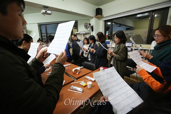 '4.16약속지킴이 도봉모임' 회원들이 <금요일엔 돌아오렴> 북콘서트때 공연할 노래 '약속해'를 연습하고 있다.
