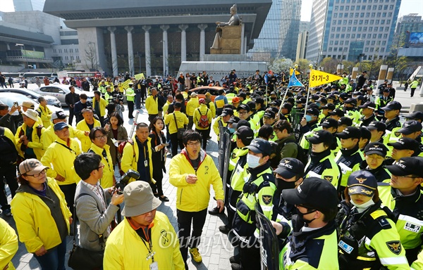 [오마이포토] 세월호 유가족 가로 막은 경찰 