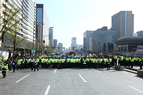 416가족협의회 유가족들이 10일 오후 서울 광화문광장에서 시행령폐기와 선책인양공식선언 관련 총리면담을 하기 위해 총리공관을 향해 이동하자 경찰병력이 도로 전체를 가로 막고 있다. 