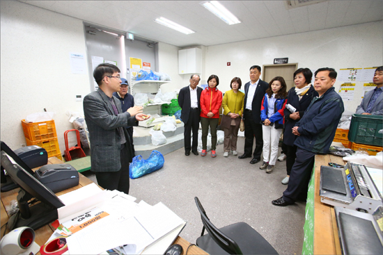 대전 유성구의회 의원들이 전북 완주군을 방문, 로컬푸드 선진지 견학을 하고 있다.