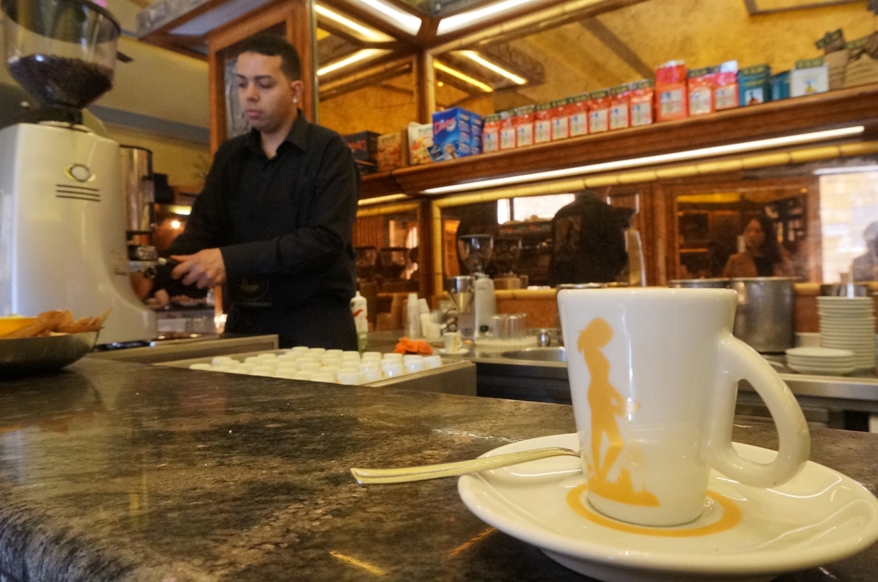 커피를 줄 때 찻잔을 세게 내려놓기 때문에 불친절하다고 생각할 수 있지만 이탈리아인들은 사기 그릇 부딪치는 소리에 '행운'을 가져온다고 생각한다.