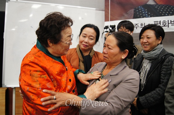 일본군 위안부로 끌려갔던 이용수 할머니가 으우옌 티 탄씨의 가슴을 손으로 쓸어주며 "이제 한을 풀고 살자"고 위로하고 있다. 