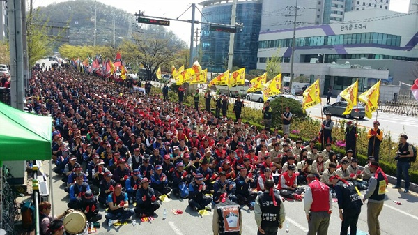 삼성 매각대상 4개사 노동자들은 11일 구미 삼성전자 앞에서 매각철회 등을 요구하며 집회를 열었다.