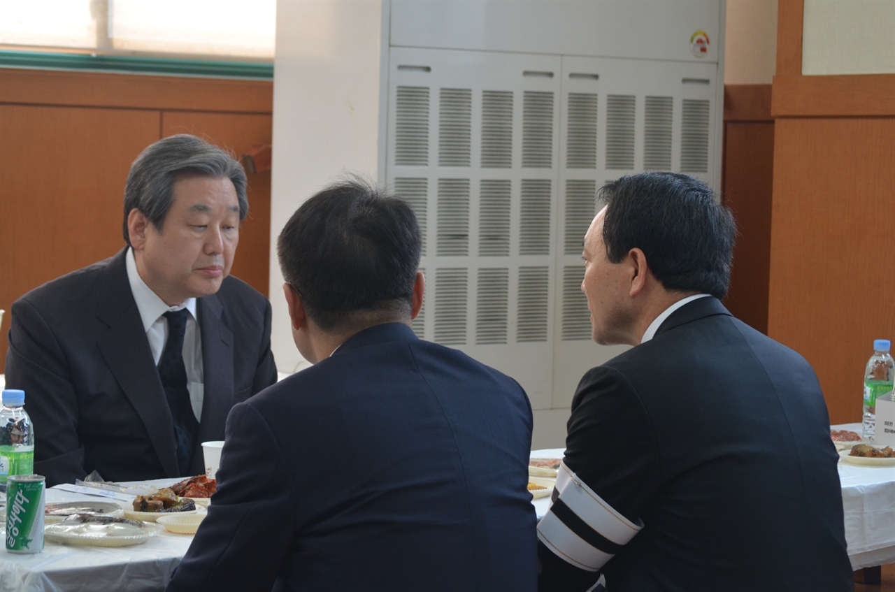 유족들과 대화를 나누는 김무성 대표