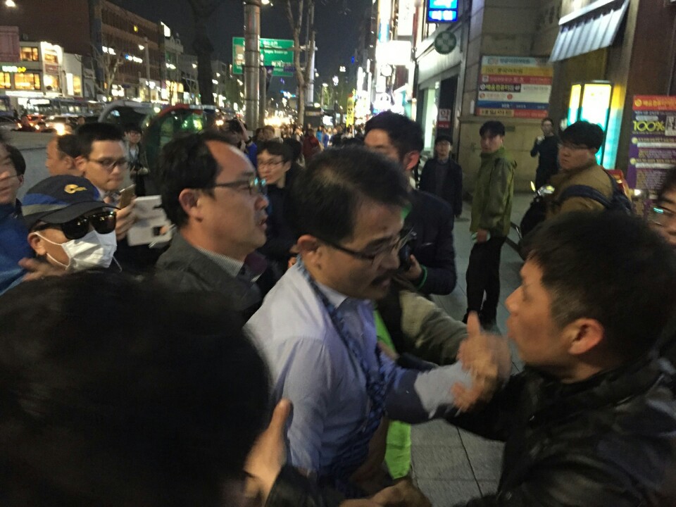 정함철 서북청년단 대변인이 세월호 시민-유족들의 행진을 막으려고 나섰다가 거부당하고 있다.