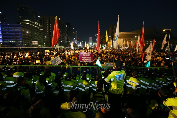 11일 오후 서울 광화문광장에서 세월호 사고 1주기를 맞아 열린 국민총력행동을 마친 시민과 세월호 유가족들이 청와대로 행진하던 중 경찰에 가로막혀 대치하고 있다. 