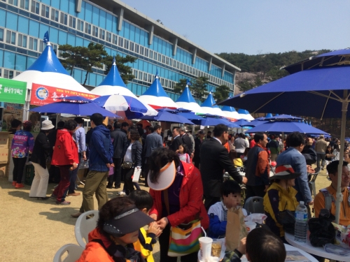 행사가 진행 중인 경기도청 운동장 많은 인파로 가득한 경기도청 벚꽃축제