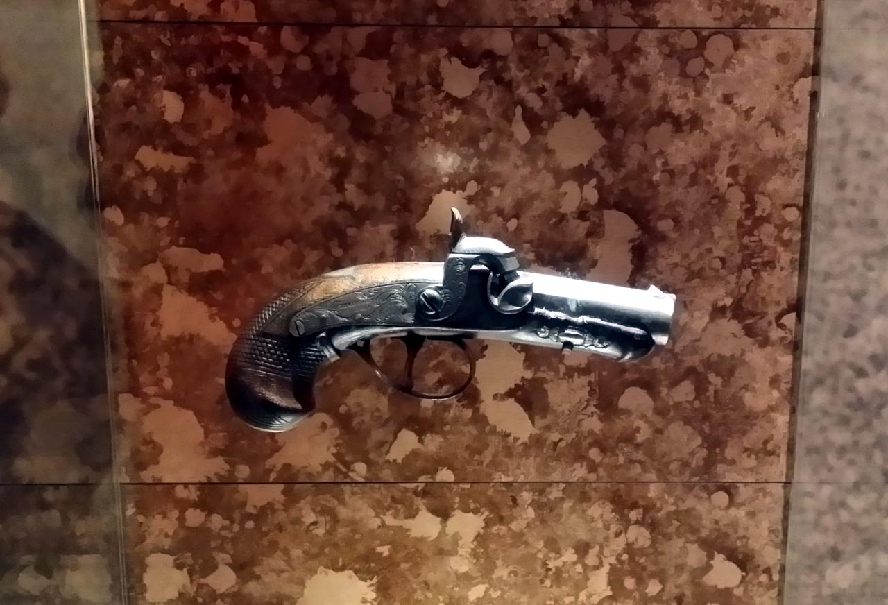 존 윌크스 부스가 링컨 대통령을 암살할 때 사용했던 권총. 포드극장에 전시되어 있다.