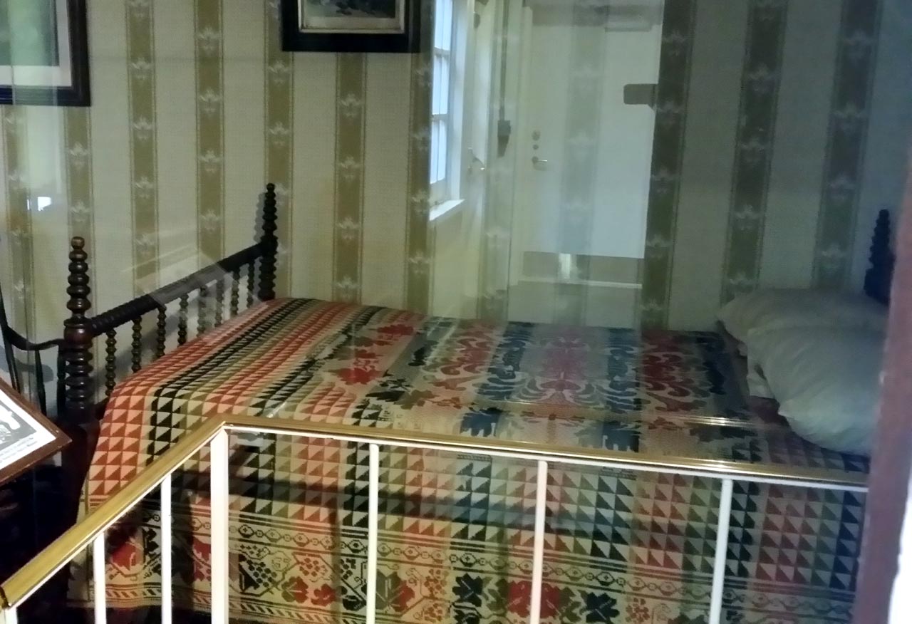 링컨 대통령이 저격당한 후 혼수상태에 빠져 있다가 숨을 거둔 침대. 피터슨 하우스의 2층에 있다.