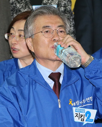 새정치민주연합 문재인 대표가 12일 경기 성남시 중원구 정환석 후보 선거사무소 개소식에서 물을 마시고 있다. 