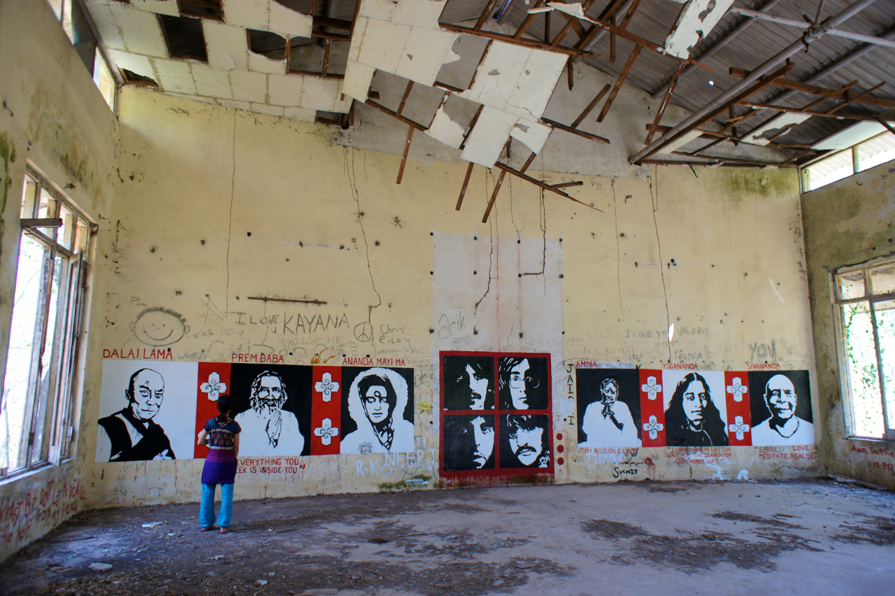 폐쇄된 마하리쉬 아쉬람. 무너진 벽 한쪽에 여행자들이 벽화를 그려놓았다. 