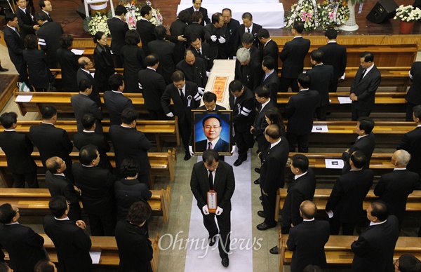 고 성완종 전 회장 발인예배 '끝까지 지켜주지 못해 죄송' 자원재발 비리 의혹으로 검찰 수사를 받다가 스스로 목숨을 끊은 성완종 전 경남기업 회장의 발인예배가 엄수된 13일 오전 충청남도 서산중앙감리교회에서 고인의 영정 사진과 시신이 장지로 향하기 위해 운구되고 있다. 
