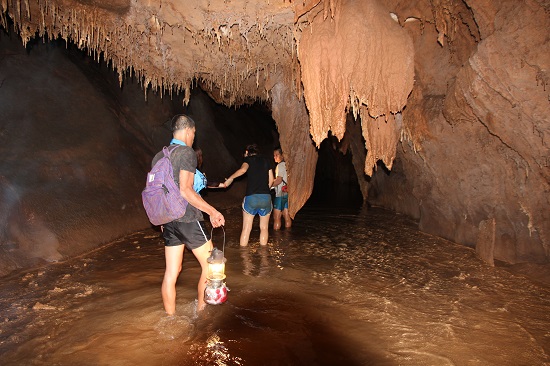 사가다 동굴 탐험. 지하세계의 아름다운 물길.