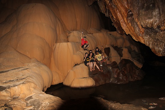 사가다 동굴 체험. 내 감언이설에 속아 지하세계 여행에 동행했던 젊은 친구들. 