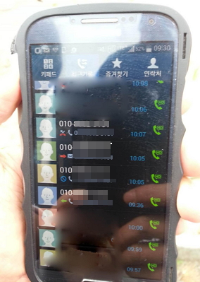 김진권 태안군의회 의원이 이완구 총리와 통화했다며 통화 기록이 나온 전화기를 들어보이고 있다. 
