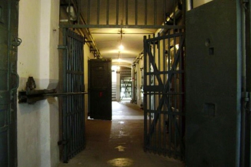 높은 담벽, 두꺼운 철문, 곳곳에 걸린 쇠사슬이 감옥의 삭막함을 느껴지게 한다.