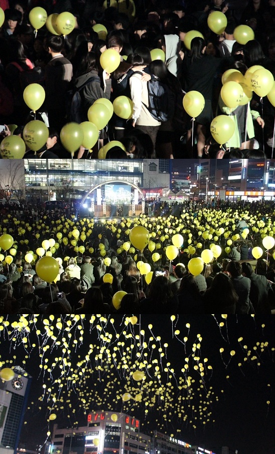 ▲ 한 학생이 눈물을 흘리는 학생을 껴안고 위로하고 있다.(위) 이날 학생들은 1천개의 노란 풍선을 하늘로 날렸다. 