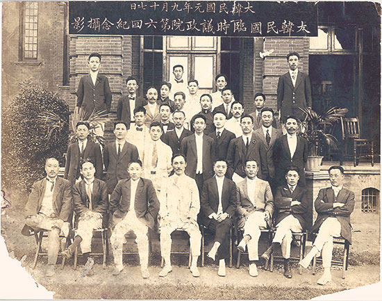 대한민국 임시의정원 제6회 기념(1919. 9. 17.) 앞줄 중앙에 안창호, 다음줄 맨 오른쪽이 김구다. 