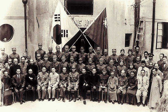 한국광복군총사령부 성립전례식을 마치고(중경, 1947.9.17.) 광복군은 임정 산하의 정규군이었다. 