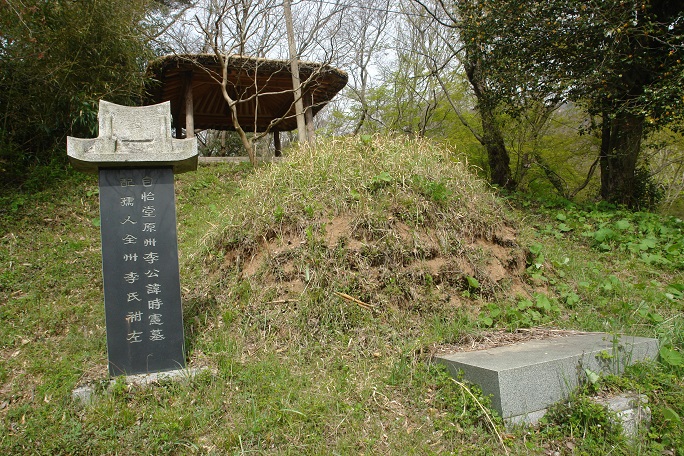 백운동 원림의 주인이자 다산의 제자인 이시헌의 묘가 백운동 정선대 아래에 있다.