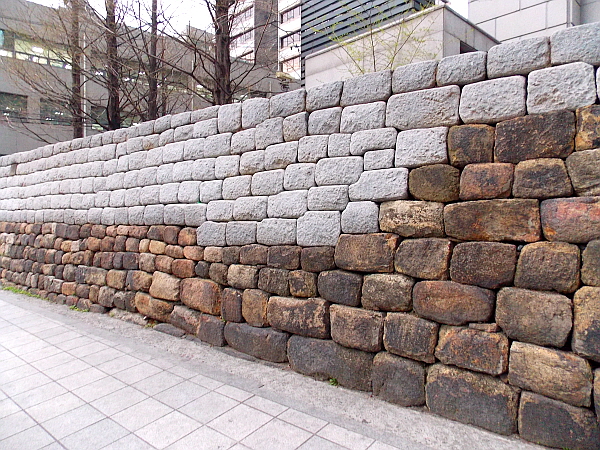 한양 도성의 성곽 중 평지 부분은 일제강점기와 한국전쟁을 거치며 거의 다 훼손되고 만다. 평지에 있던 서소문도 철거가 되고 만다. 사진에 복원된 성벽은 중앙일보 뒤편에 있는 것들이다.  