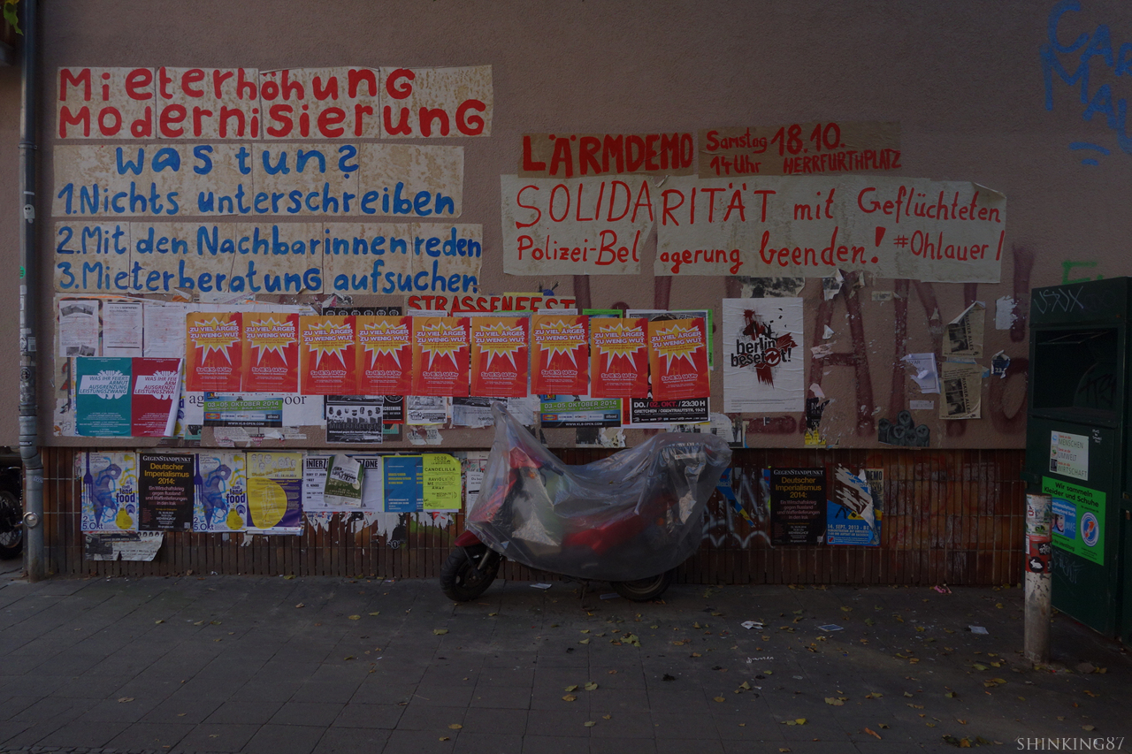 베를린의 한 주택 벽에 붙어있는 월세 상승(Mieterhohung)에 대처하는 법. 1. (계약서에)서명하지 않는다. 2. 이웃과 이야기한다. 3. 세입자 상담소를 찾아라.