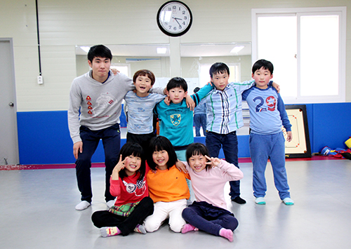 뒷줄 왼쪽부터 시계방향으로 이준 코치와 최승준, 유하영, 박성현, 최정하, 박정현, 이수현, 이소현 학생