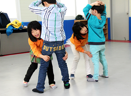 수현ㆍ소현 자매가 레슬링 연습을 하고 있다. 