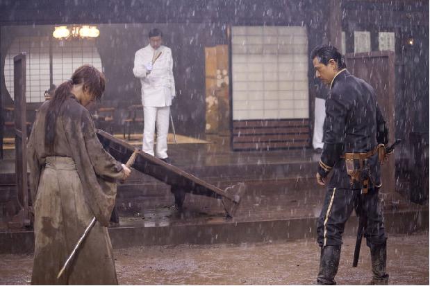 영화 <바람의 검심 1 > 과거 유신지사였던 히무라 켄신과 신선조로 활동했던 하지메의 결투 장면. 그러나 켄신은 역날검으로 방어에 치중하기에 둘의 실력차는 검증되지 않는다.