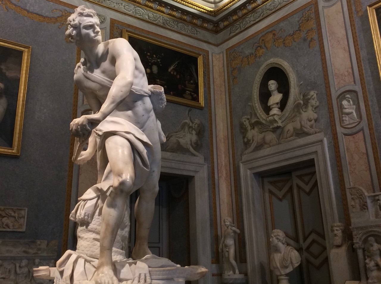 베르니니 '다비드' 로마 보르게세 미술관 (적장 골리앗을 향해 돌팔매를 던지기 위해 몸을 뒤튼 다비드의 모습은 피렌체 아카데미아 미술관에 있는 미켈란젤로의 '다비드'의 속편으로 볼 수 있습니다. 베르니니는 훨씬 더 역동적인 모습으로 이미 신화화된 미켈란젤로의 '다비드'를 오마주한 것입니다.) 