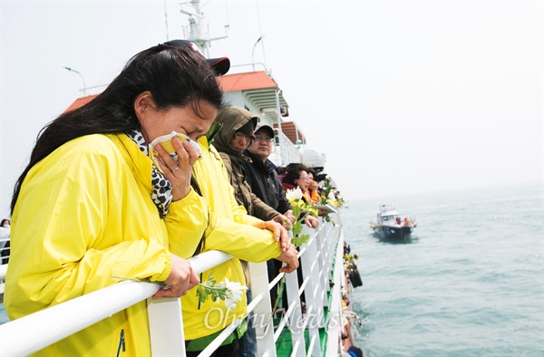 세월호 참사 1주기를 하루 앞둔 15일 오전 전남 진도 팽목항에서 사고해역 방문한 유가족들이 배 넘어로 보이는 바다를 보며 오열하고 있다.