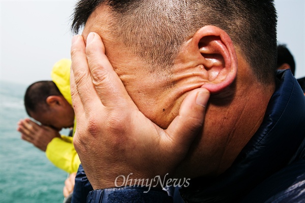 세월호 참사 1주기를 하루 앞둔 15일 오전 전남 진도 팽목항에서 사고해역 방문한 유가족들이 배 넘어로 보이는 바다를 보며 오열하고 있다. 