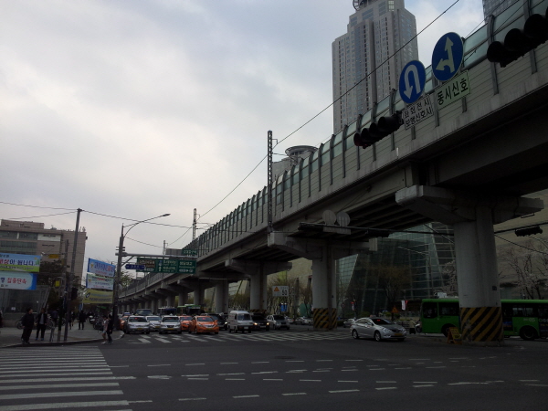 건국대 주변 지하철 2호선 지상 구간. 성수역에 이어 건대입구역을 지나면 지상역인 구의역이 나온다. 