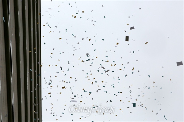 세월호참사 1주기 날 국회앞 한 빌딩 옥상에서 '대한민국 정부 파산선고' 전단 수천장이 뿌려지고 있다.
