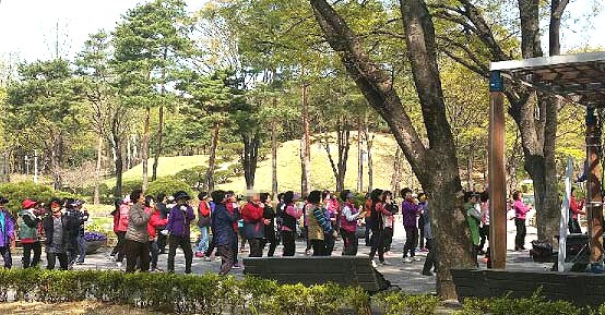  대한민국임시정부 수립일인 지난 13일 효창공원 삼의사 묘역 앞에서 여성들이 음악을 틀어 놓고 춤을 추고 있었다. 국민건강보험 용산지사에서는 매주 월수금 3차례 여성들을 대상으로 에어로빅을 강습하고 있다. 